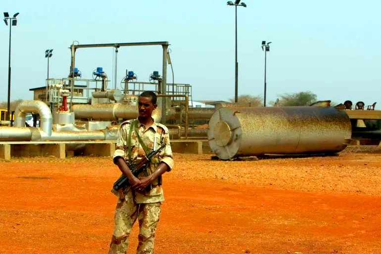 A Sudanese soldier stands guard at Heglig oilfield on May 2, 2012 [Mohamed Nureldin Abdallah/Reuters]