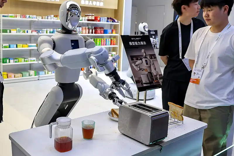 A robot toasts bread during the 2026 World Artificial Intelligence Conference and High-Level Meeting on Global AI Governance on July 29, 2026. [Photo: VCG]