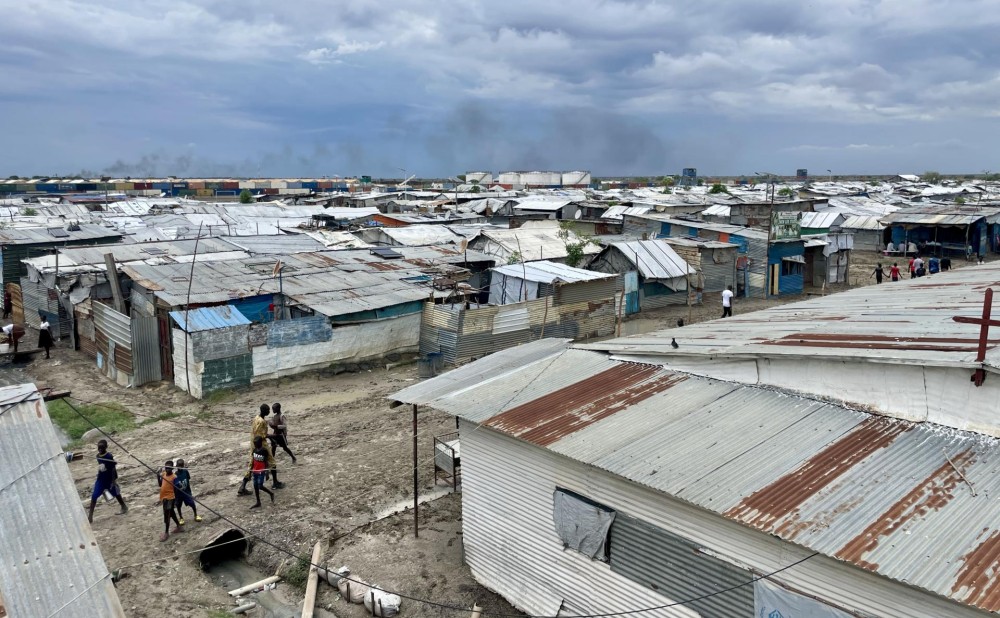 Aerial view of the overcrowded protection of civilians (POC) site in Malakal, Upper Nile, South Sudan (© Kristen Poels)