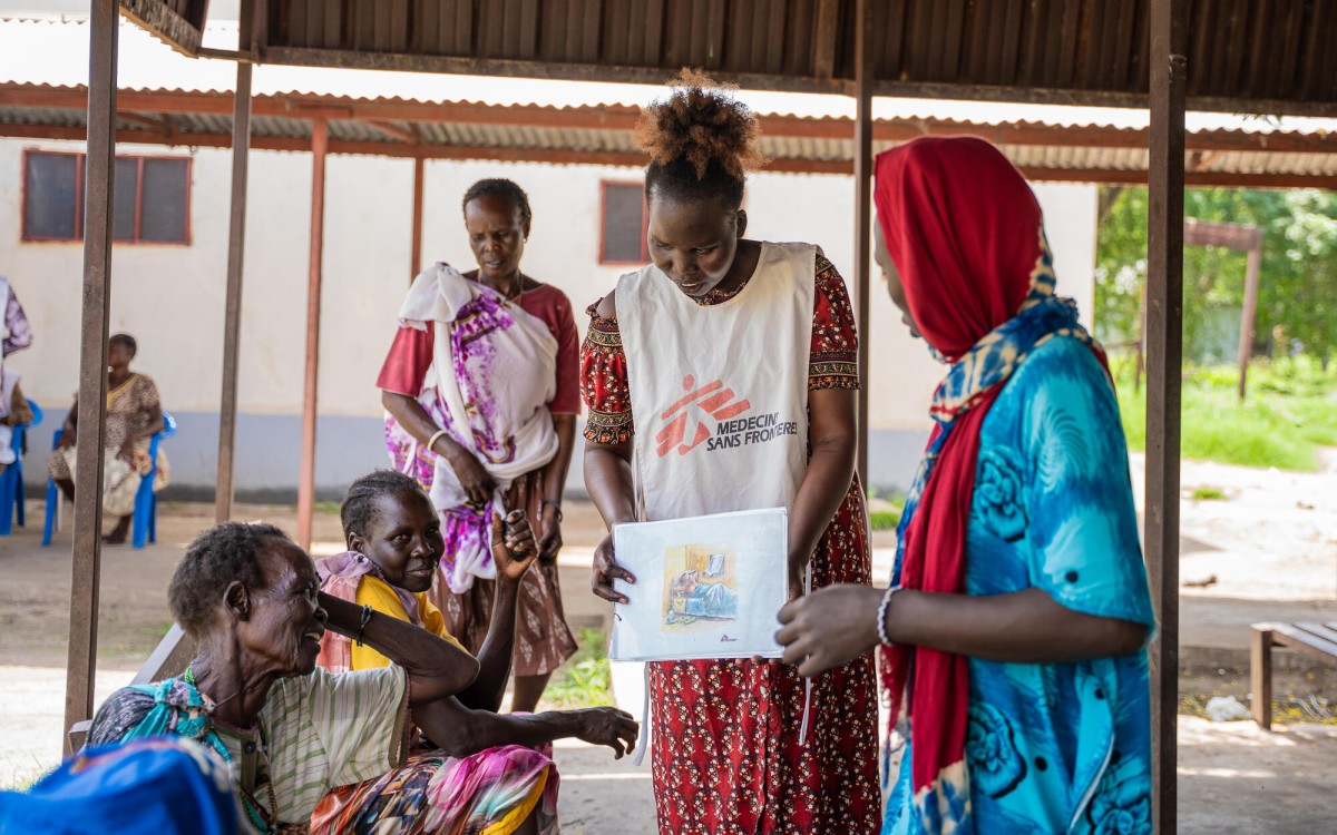 Angelina Achol, an MSF educator, leads a mental health psychoeducation session with women in the waiting area of Malakal Teaching hospital. South Sudan, September 2025 (© Isaac Buay/MSF)