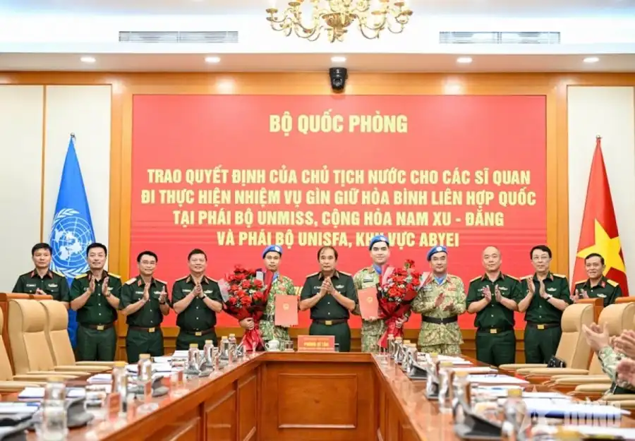 Captain Nguyen Ngoc Anh and Captain Nguyen Van Nam receive the State President's decision to undertake the United Nations peacekeeping missions in Abyei and South Sudan at a ceremony in Hanoi on August 10, 2026. (Photo: Vietnam People's Army)