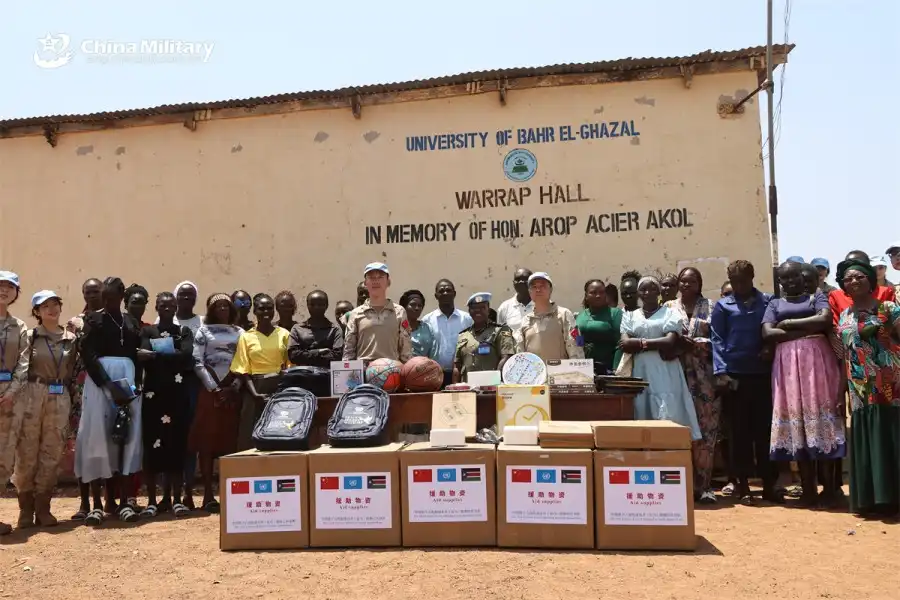 Chinese peacekeepers donate supplies to the university (Photo by Gu Junjie)