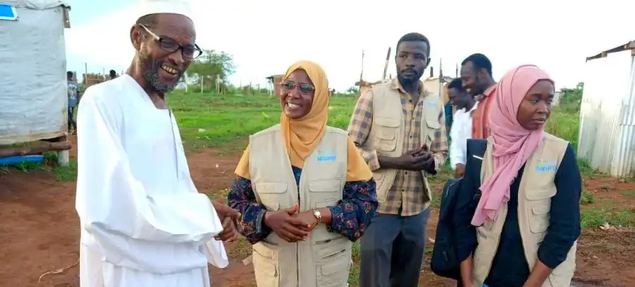 Dr. Wadad Makki (2nd left) travels long distances to reach the Kryandungo camp, because she has chosen to stand with those who live inside it (© MDPD)