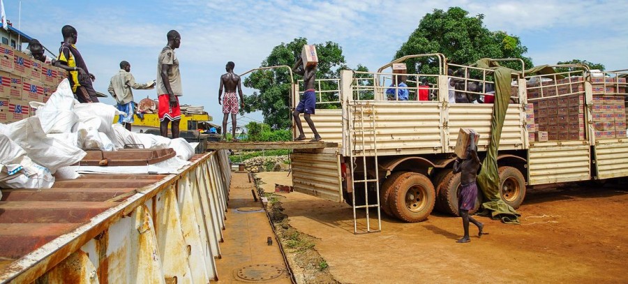 Food aid is loaded onto a Nile River barge in South Sudan for delivery to remote communities (© WFP/Peter Louis)