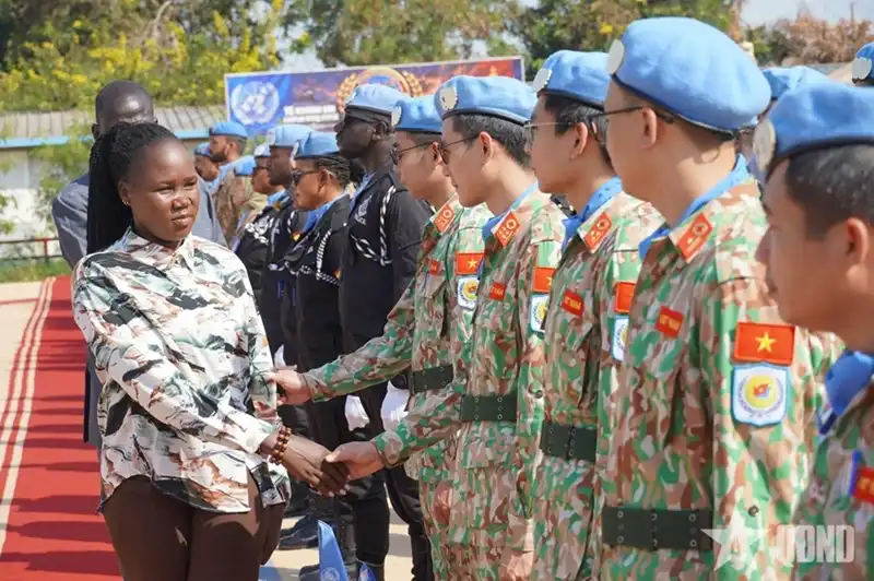 Head of the UNMISS Field Office in Bentiu Sireh Jabang shakes hands with the personnel of the L2FH Rotation 8 attending the ceremony (Vietnamese People's Army Newspaper)