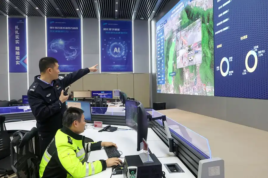 On the day of the master’s degree entrance exam, the 12345 hotline in Jiangsu Province, coordinates with multiple government departments, such as education, policy, and traffic authorities, to help students arrive on time and resolve problems, including forgotten IDs or unexpected noise at the exam site, December 20, 2025. [Photo: VCG]