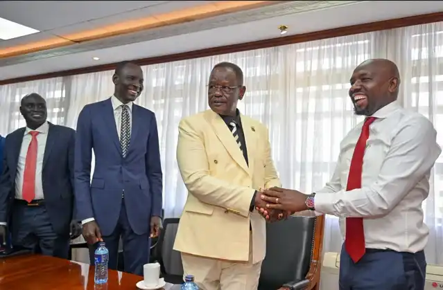 Interior Cabinet Secretary Kipchumba Murkomen shakes hands with South Sudan’s Minister of Interior, Aleu Ayieny Aleu and other officials (PHOTO/https://web.facebook.com/OnesimusKipchumbaMurkomen)