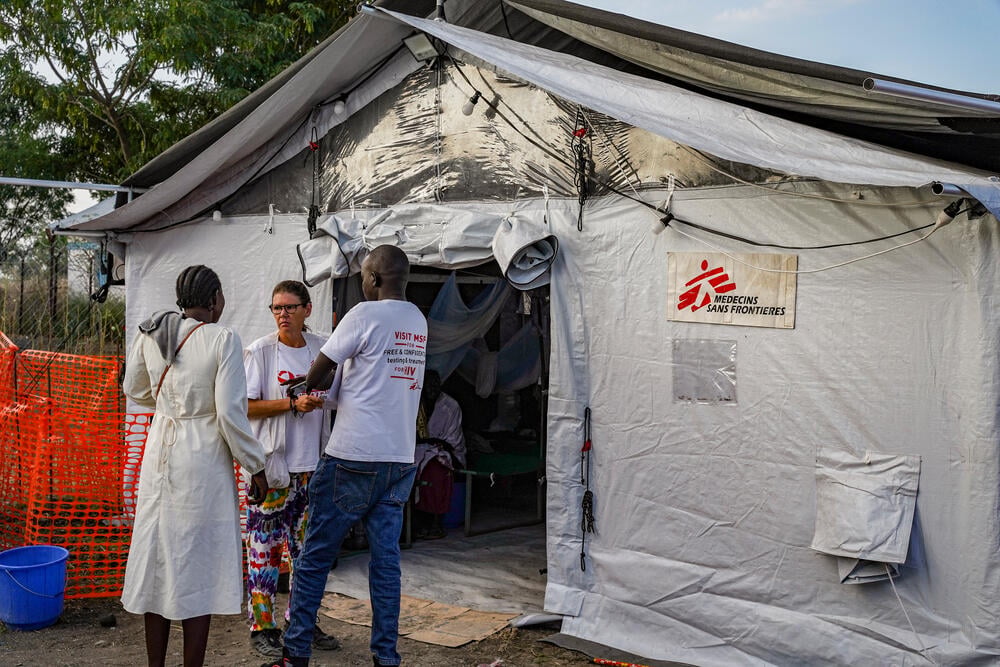 MSF staff talking to a patient’s caretaker to explain the patient's condition. MSF's response in Malakal centres around a cholera treatment centre with capacity for 100 beds established at the Assosa public health centre, approximately eight kilometres from the town. South Sudan, November 2024 (MSF)