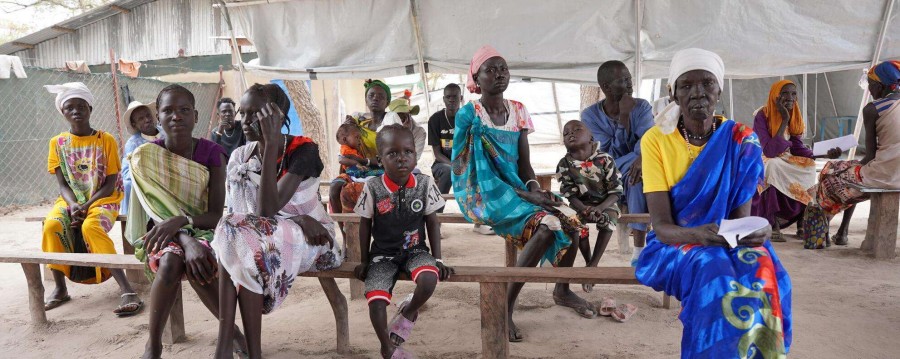 Patients in the waiting area at an MSF hospital in Lankien, Jonglei state (South Sudan 2023 © Nasir Ghafoor/MSF)