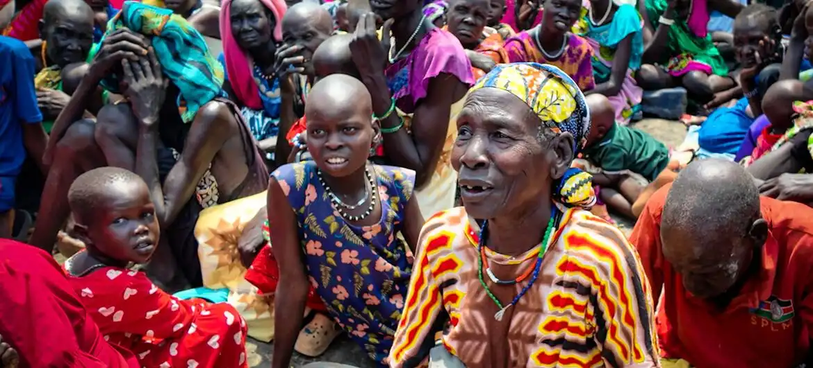 People who have been forced to flee due to violence gather in Jonglei State, South Sudan (© UNOCHA/Charlotte Cans)