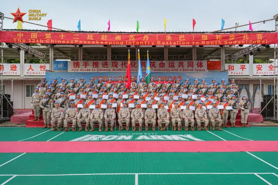 Photo shows a group photo taken at the ceremony. Photo by Zhou Fei