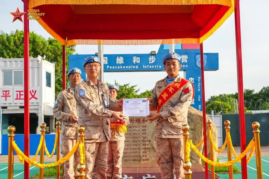 Photo shows the Force Commander of UNMISS presenting commendation certificates to Chinese peacekeepers. Photo by Zhou Fei