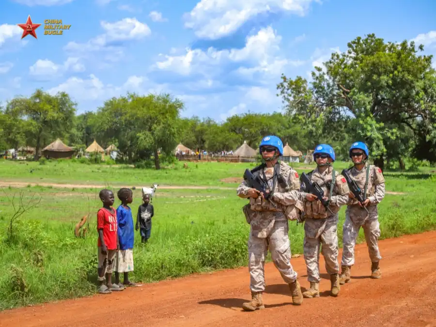 Soldiers assigned to the 12th Chinese Peacekeeping Infantry Battalion to the United Nations Mission in South Sudan patrol along the road during an armed patrol mission in the Mongalla region (Photo by Guo Wei)