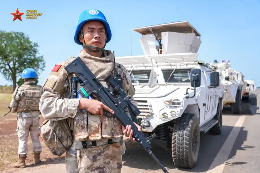 Soldiers assigned to the 12th Chinese Peacekeeping Infantry Battalion to the United Nations Mission in South Sudan carry out guard duty during an armed patrol mission in the Mongalla region (Photo by Jin Lekang)
