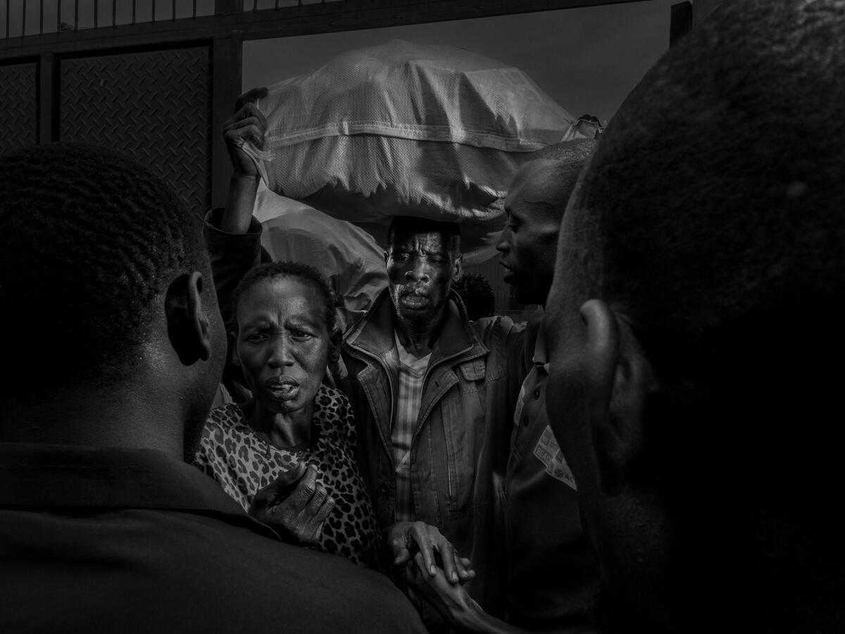After waiting patiently for hours and receiving their food and non-food rations from ICRC distribution, South Sudanese beneficiaries began their long walk home. Kuajok, South Sudan. September 2025 (© Alex Majoli / Magnum Photos for the ICRC)