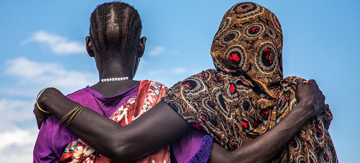 South Sudanese women share a safe space set aside for them at a camp for internally displaced people in Bentiu (© UNOCHA/Alioune Ndiaye)