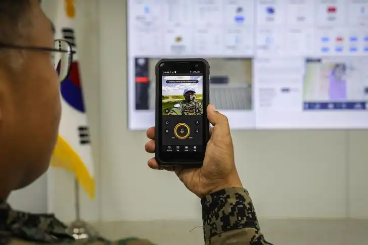 South Korean Army and UN officials demonstrate making a video call using wireless network as part of a smart camp project at the Hanbit Unit base South Sudan Oct. 20 in this photo provided by the Army. Yonhap
