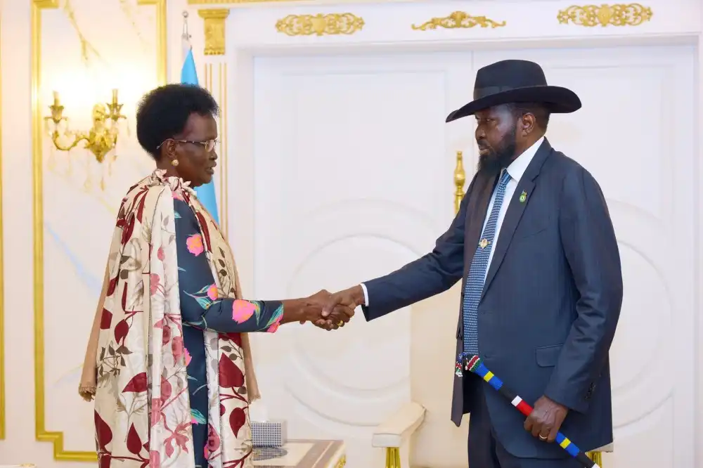 South Sudan Vice President Rebecca Nyandeng de Mabior (left) shaking hands with South Sudan's President Salva Kir (Photo Credit: Aweil Citizen Media)