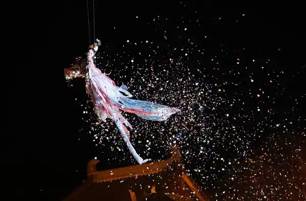 The “Heavenly Maiden Scattering Flowers” performance is staged in Luoyang Ancient City on February 14, 2026. [Photo: VCG]
