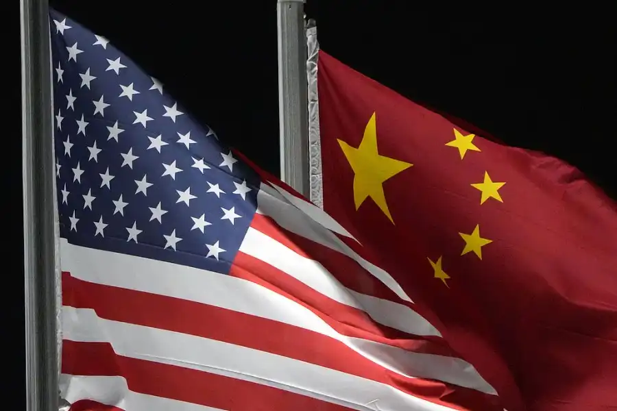 The flags of the United States and China flutter side by side. Photo VCG2
