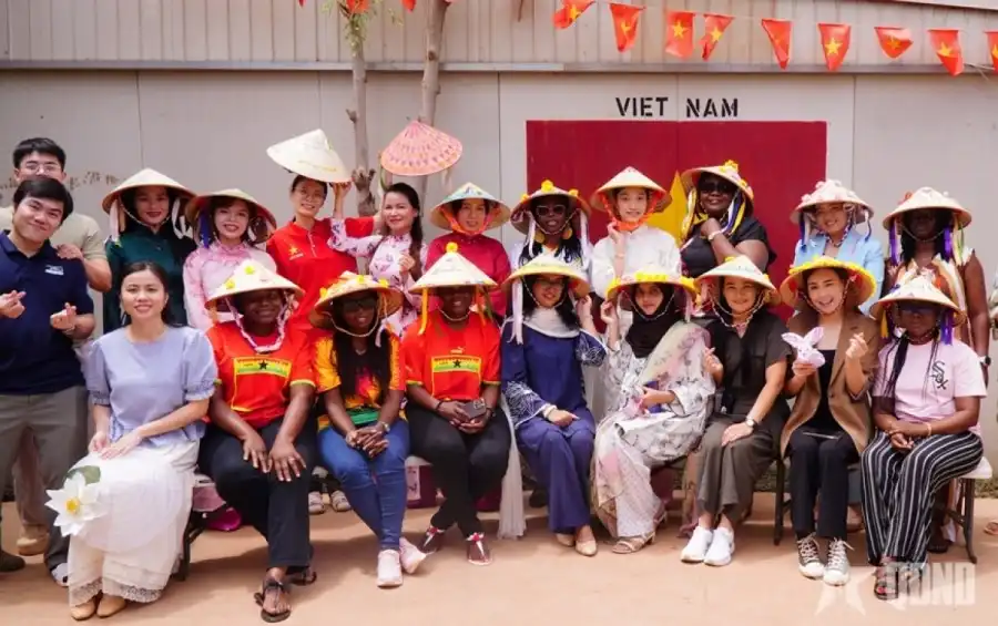 Vietnamese female peacekeepers and international colleagues join a cultural exchange program featuring non la (conical hat) decoration (Photo: People’s Army newspaper)