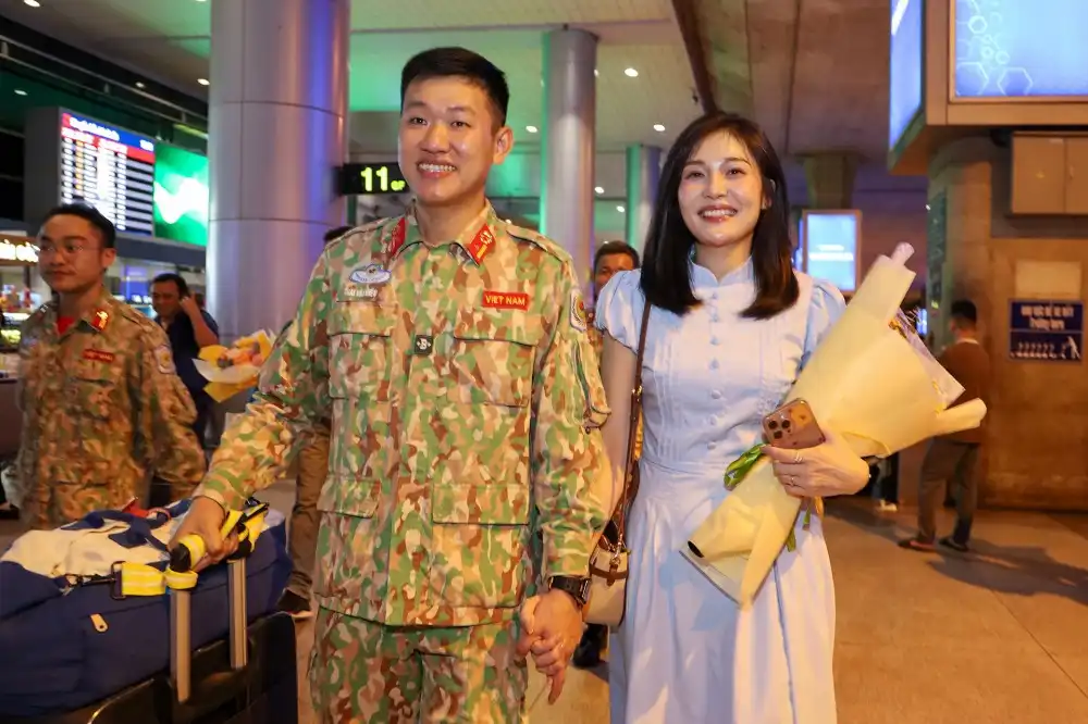 Vietnamese military doctors serving as UN peacekeepers return to the welcoming arms of their colleagues families and loved ones1. Photo Military Hospital 175
