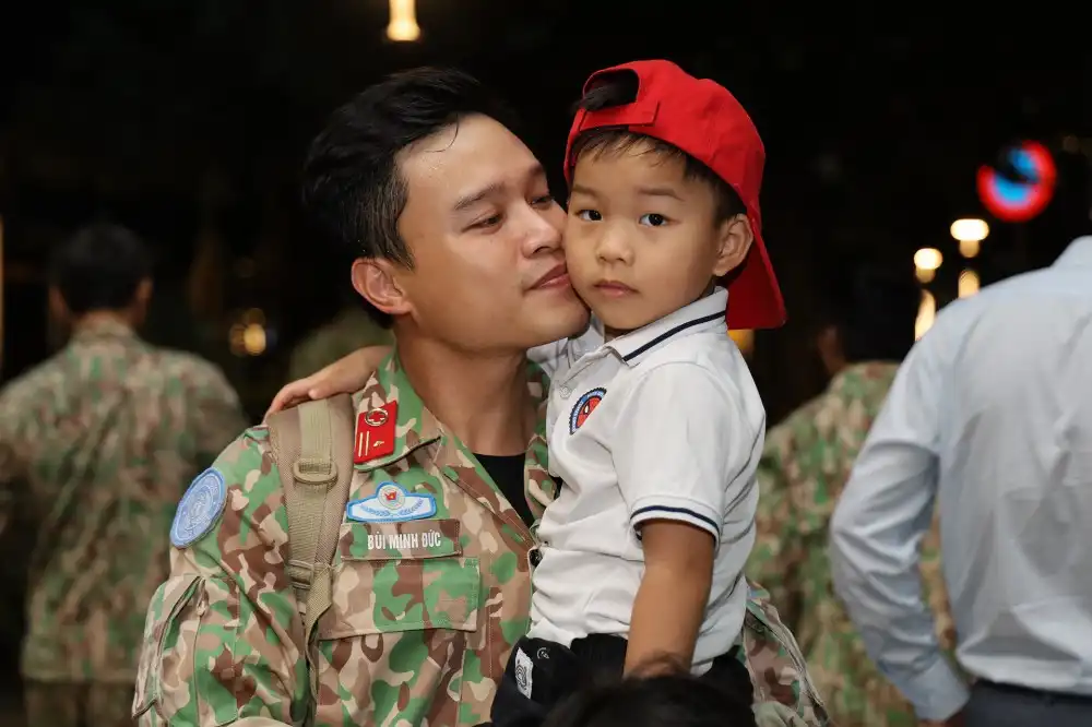Vietnamese military doctors serving as UN peacekeepers return to the welcoming arms of their colleagues families and loved ones2. Photo Military Hospital 175