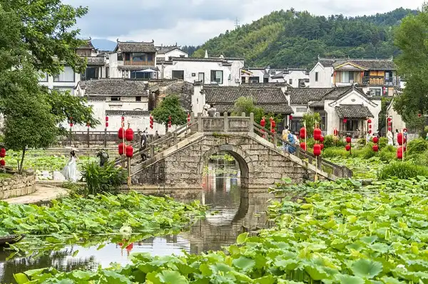 The “Heavenly Maiden Scattering Flowers” performance is staged in Luoyang Ancient City on February 14, 2026. [Photo: VCG]