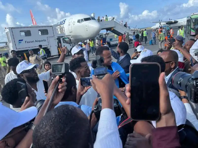 When international Somali referee Omar Abdulkadir Artan landed at Adan Abdulle International Airport in Mogadishu on Wednesday morning he was greeted with a warm and heroic reception X