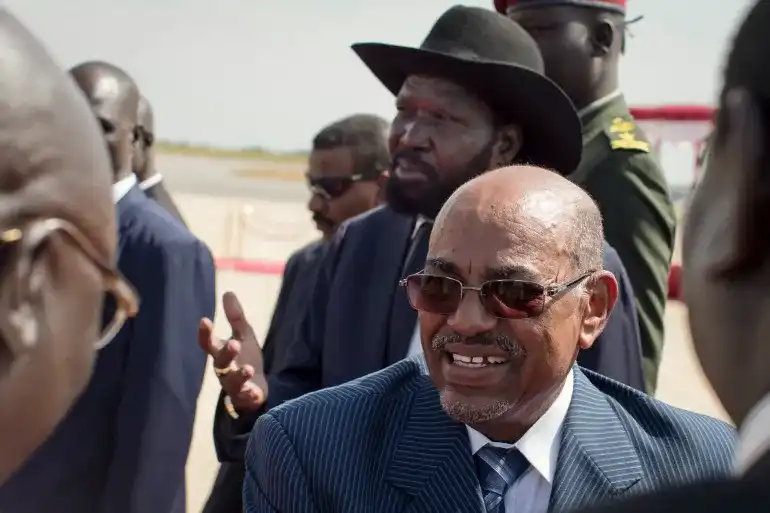 الرئيس السوداني السابق عمر البشير يصافح مسؤولين لدى وصوله إلى جوبا برفقة رئيس جنوب السودان سلفا كير، قبيل مباحثات شملت قضية أبيي (أرشيفية- أسوشيتدبرس)