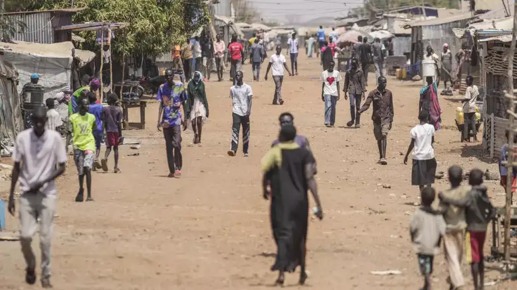 نازحون يسيرون في أحد شوارع جوبا، جنوب السودان، الخميس، 13 فبراير/شباط 2025. © أسوشييتد برس/أرشيف