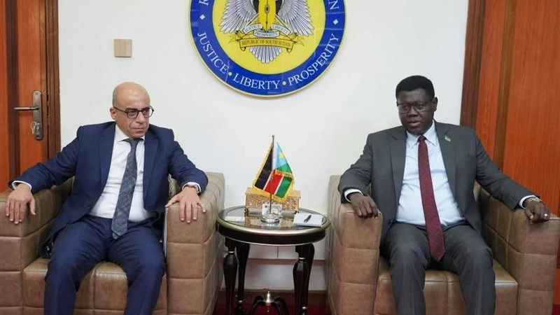 وزير خارجية جنوب السودان يستقبل السفير المصري في جوبا لتعزيز التعاون الثنائي